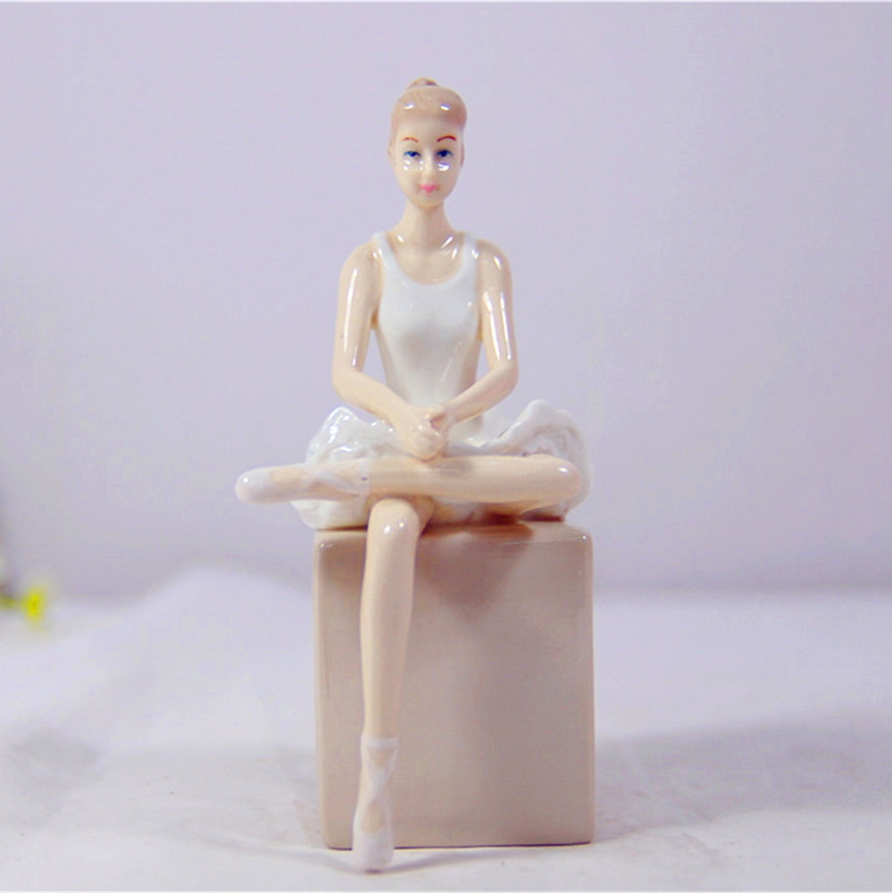Beautiful Home Decoration Porcelain Ballet Figurine