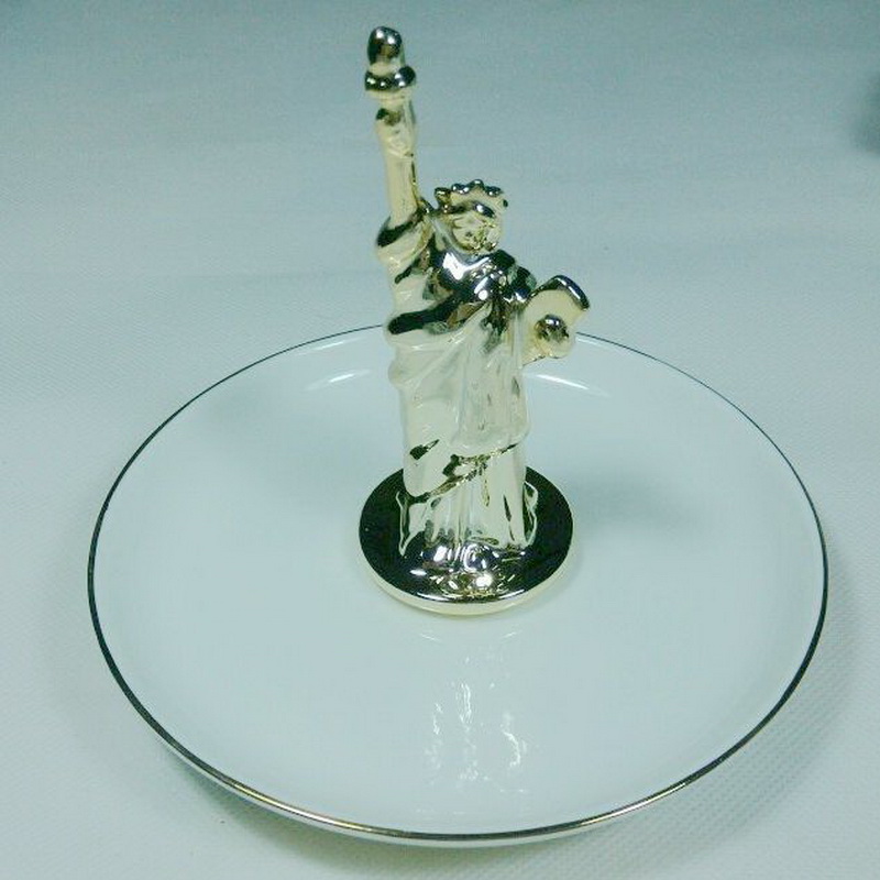 Ceramic Ring Accessory Vanity Display Figurine Jewelry Holder with Statue of Liberty