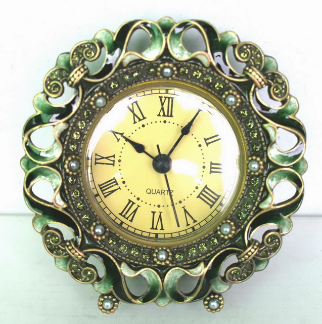 China Factory Direct Sale Plating Home Decor Zinc Alloy Table Clocks