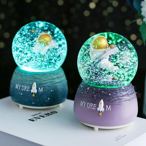 High Quality Snow Globe Fashion Good Sealing Realistic Shape Space Astronaut Faux Crystal Ball