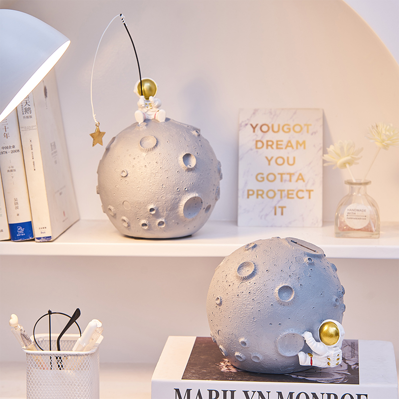 Modern Home Decor Cute Astronaut Statue Piggy Bank Resin Money Box Savings Box for Coins Piggy Bank for Children Kawaii Decor