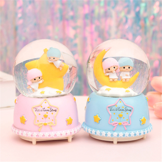 Hot Sale Personalized Handmade Polyresin Snow Globe with Wooden Base